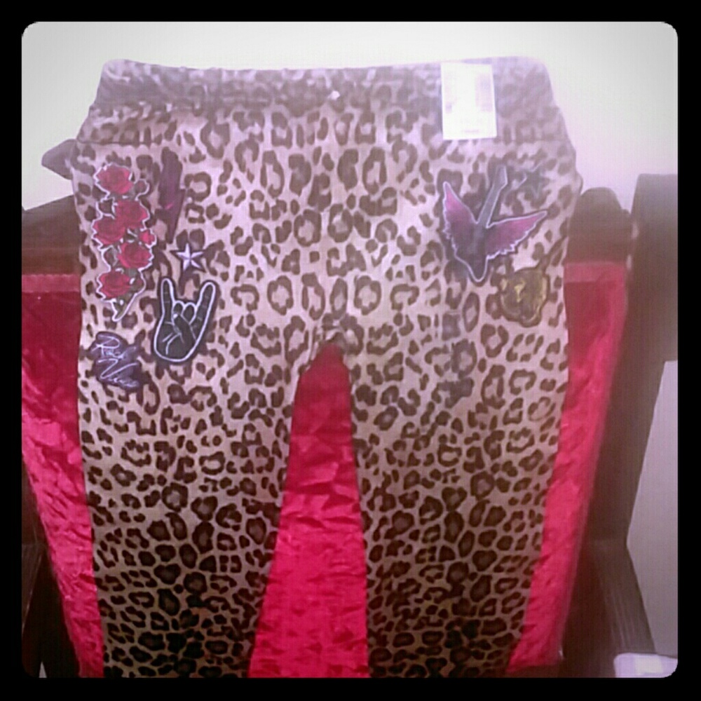 Girls leapoard print